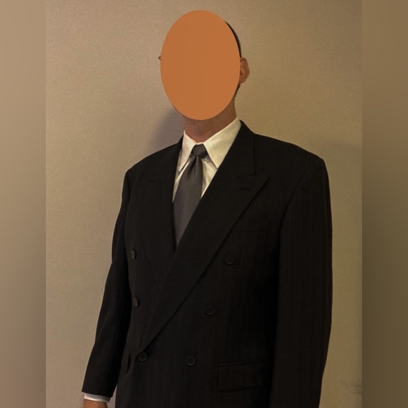 like new beautiful pin striped 80s suit, 100% wool and lined with grey silk - Picture 3 of 8